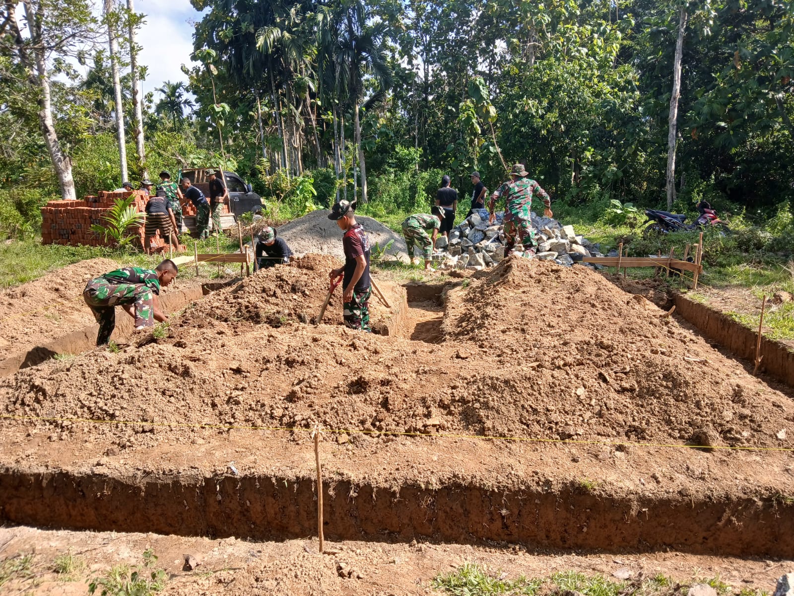 Semangat Gotong Royong Menggema, Pengerjaan Pondasi Rumah TMMD Ke-128 di Andowia Terus Dikebut ‎  ‎