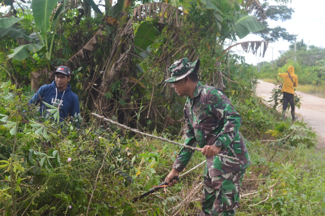 Satgas TMMD 128 Wujudkan Kebersihan Lingkungan Bersama Warga Sungai Hijau