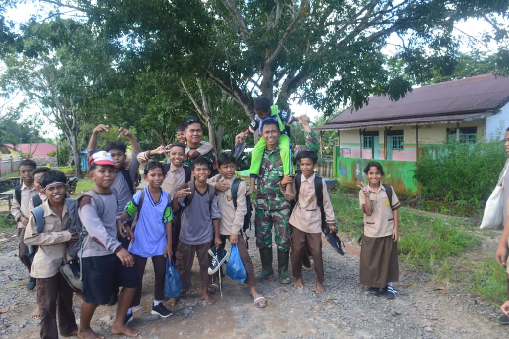 Momen Kebersamaan, TNI Jadi Idola Anak-Anak