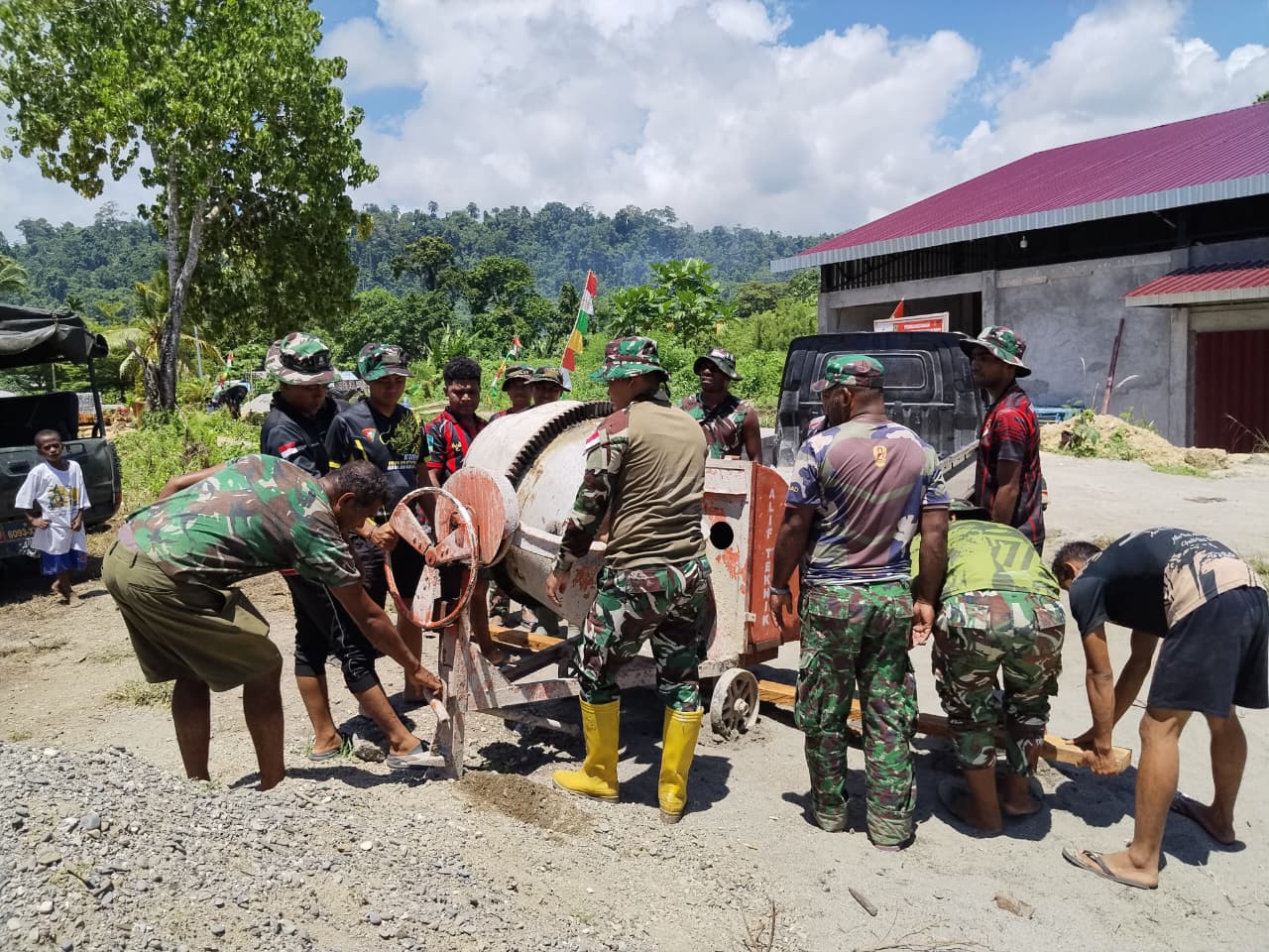 Kompak Tanpa Sekat, TNI dan Warga Gotong Royong Angkut Peralatan TMMD di Tanah Rubuh