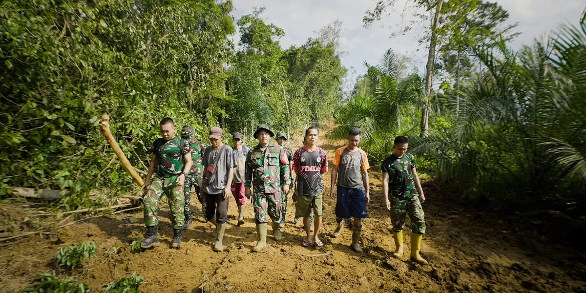 Pasiter Kodim 0405/Lahat Tinjau Pembukaan Jalan 2.000 Meter dalam Program TMMD Ke-128