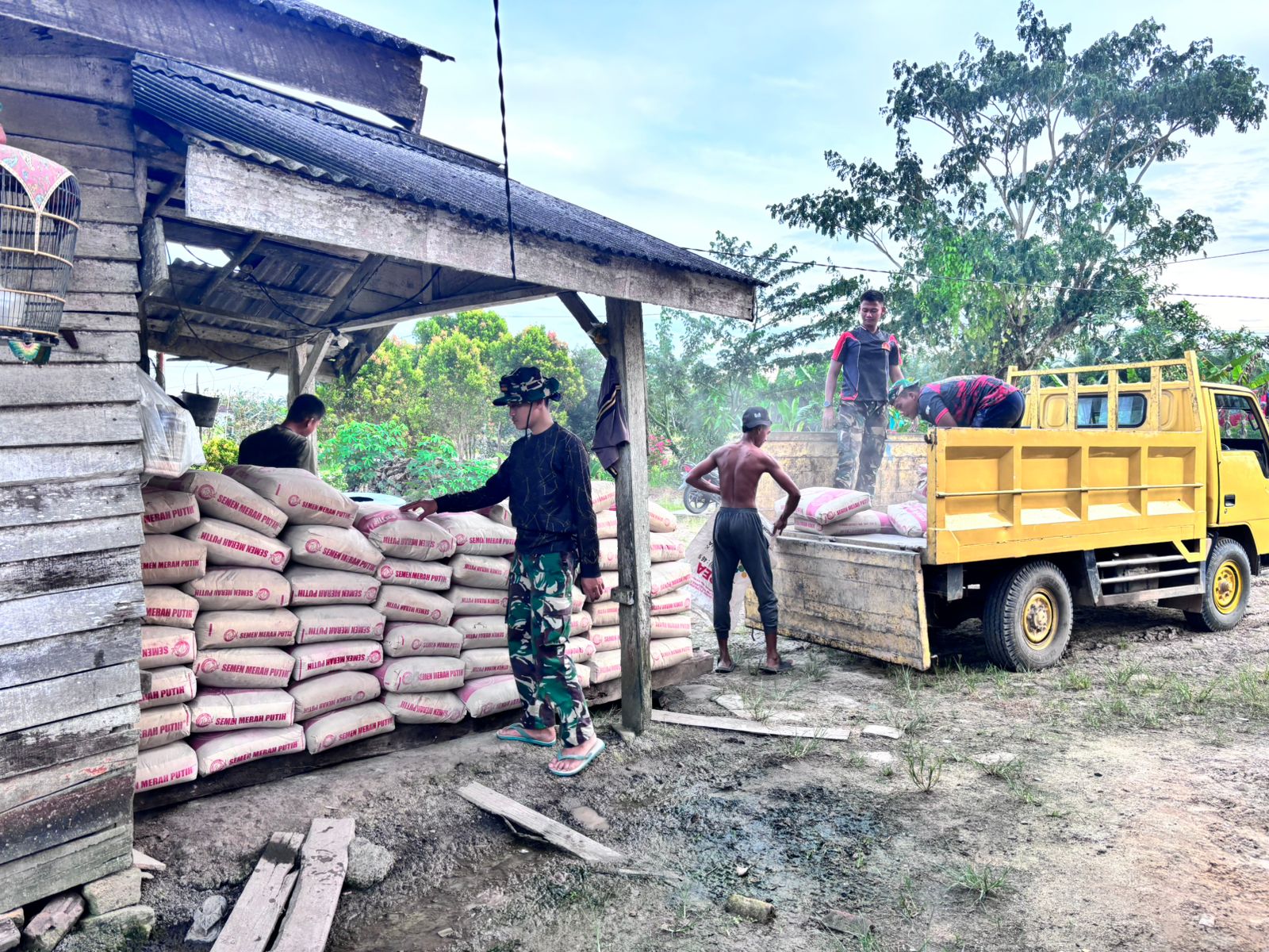 Kodim 0426 TB Laksanakan Penurunan Material Pembangunan Jembatan Gantung Printis Garuda