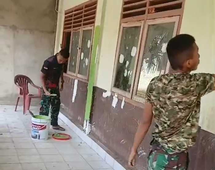 Pembersihan Dinding Pada Proses gram TMMD ke-128 Dilakukan Di Cat Ulang Agar Tampak Rapi dan Menarik