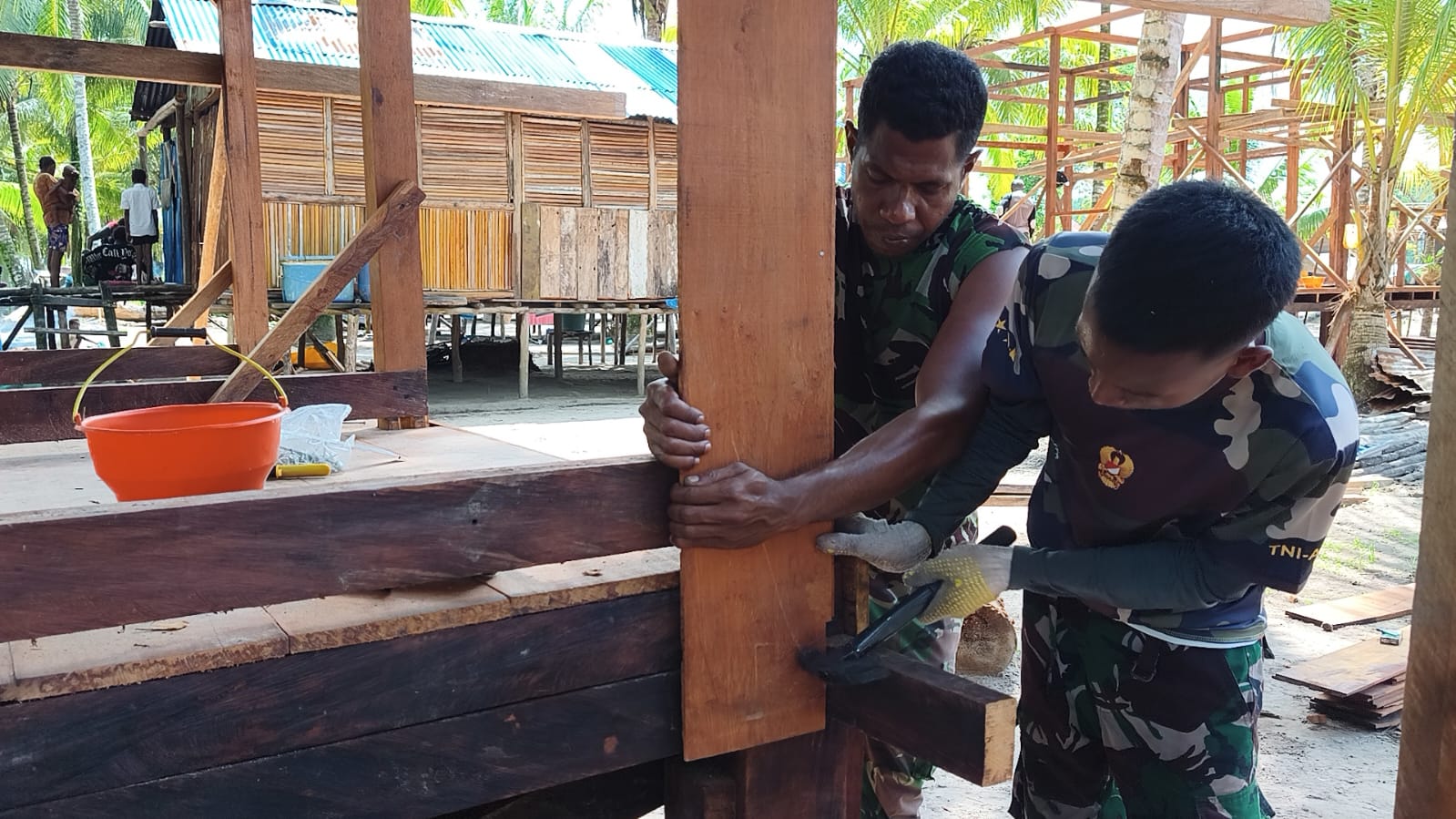 Gotong Royong TNI dan Warga Percepat Pembangunan MCK Umum TMMD