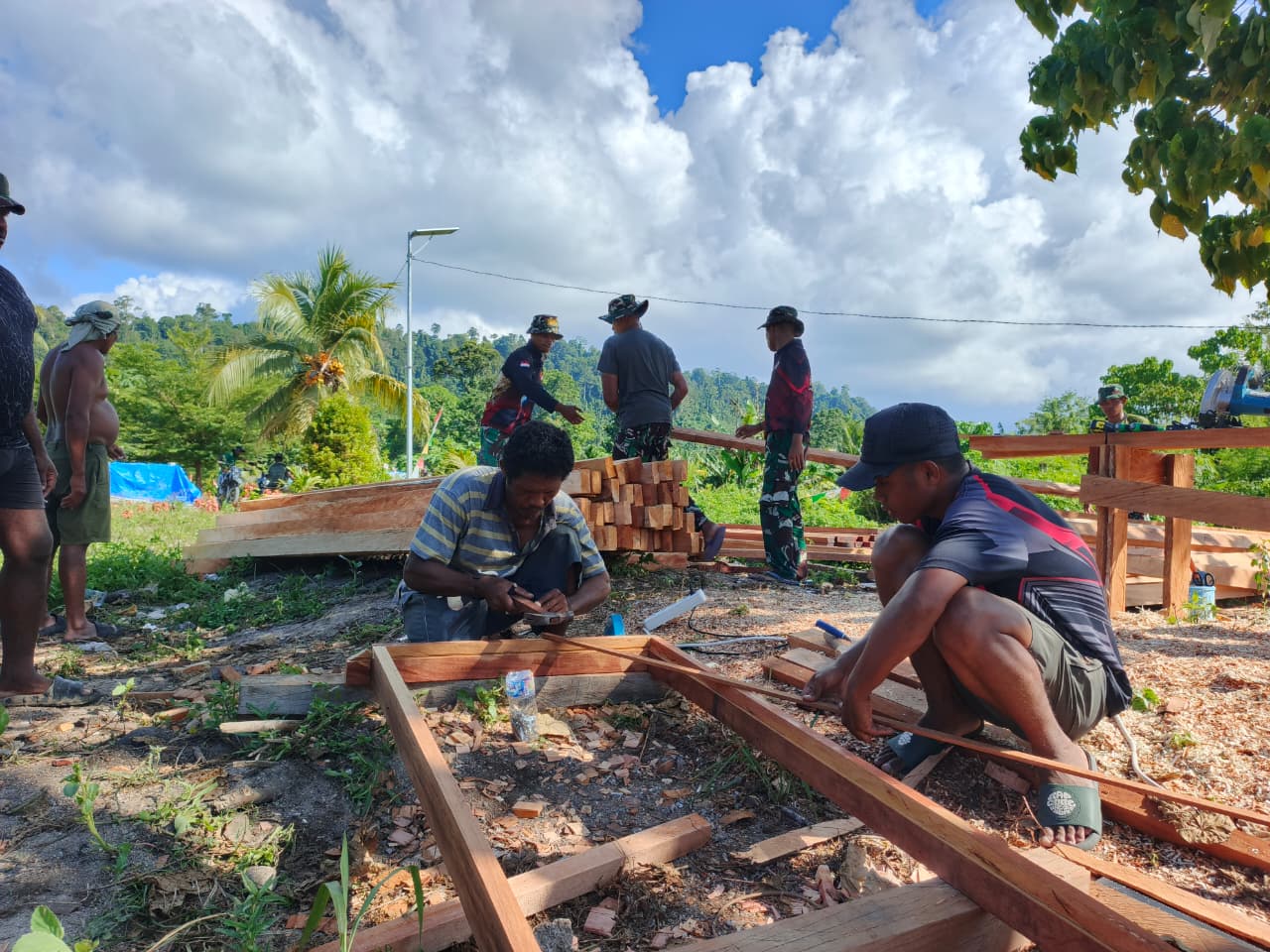 Progres TMMD ke-128 Kodim 1801/Manokwari: Satgas Fokus Selesaikan Pembuatan Kusen dan Pondasi Rumah Warga  ​
