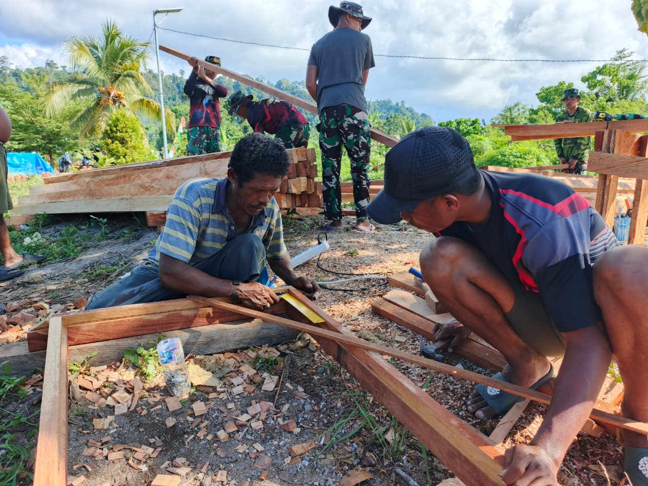 Pastikan Presisi, Satgas TMMD Kodim 1801/Manokwari Bersama Warga Ukur Kusen Rumah