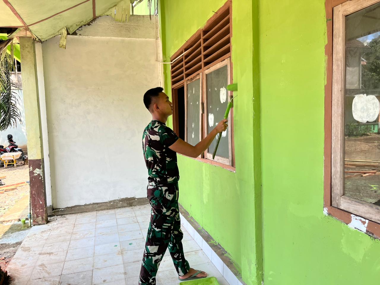 Pengecatan Dimulai, Gedung Pendidikan TMMD  128 Lahat Tampil Lebih Rapi dan Kuat