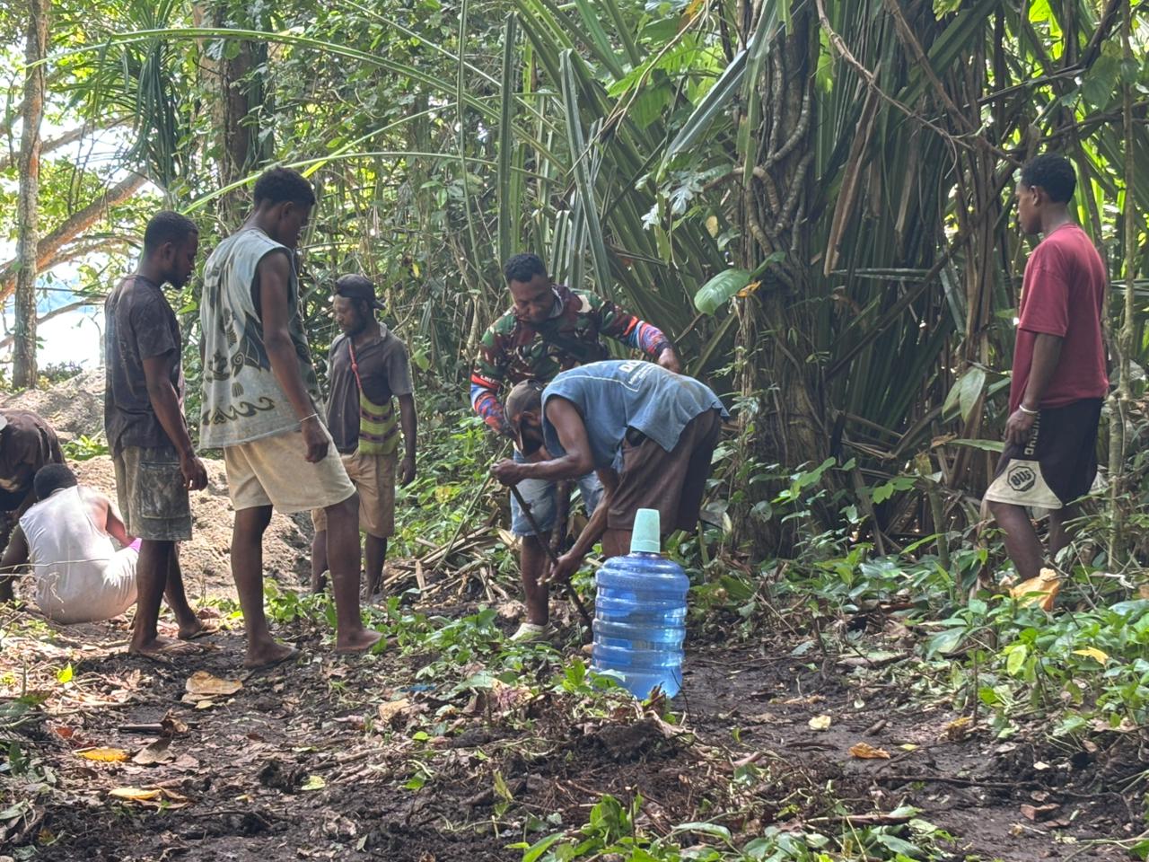 Satgas TMMD Kodim 1801/Manokwari Bersama Warga Perkuat Gotong Royong di Tanah Rubuh