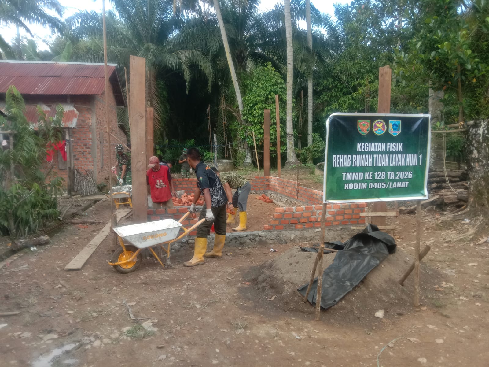 Satgas TMMD Kodim 0405/Lahat Masuki Tahap Pemasangan Bata RTLH di Lubuk Tampang