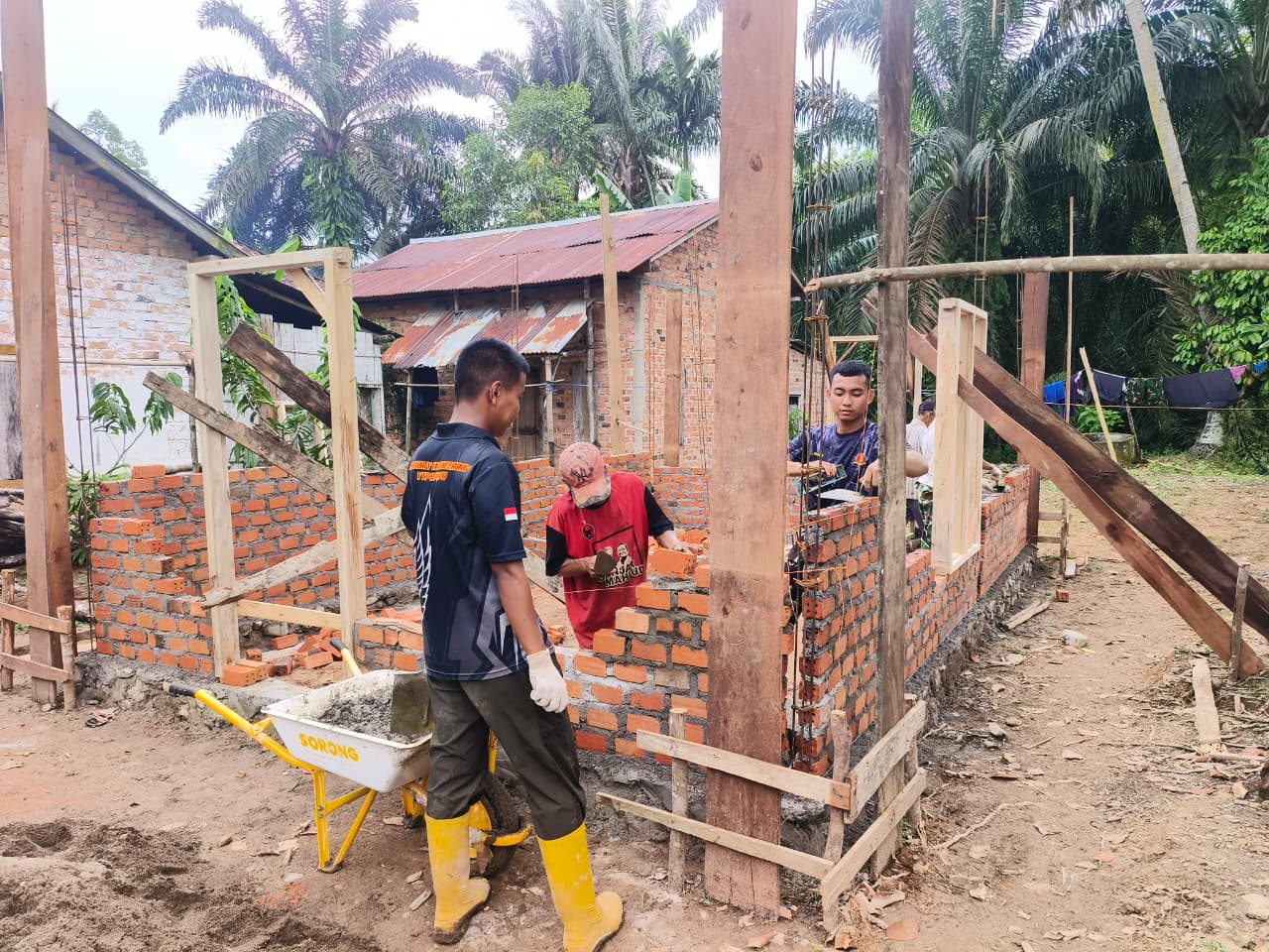 TMMD Ke-128 Kodim 0405/Lahat Capai Progres 20% pada Sasaran RTLH di Kediaman Ibu Usman