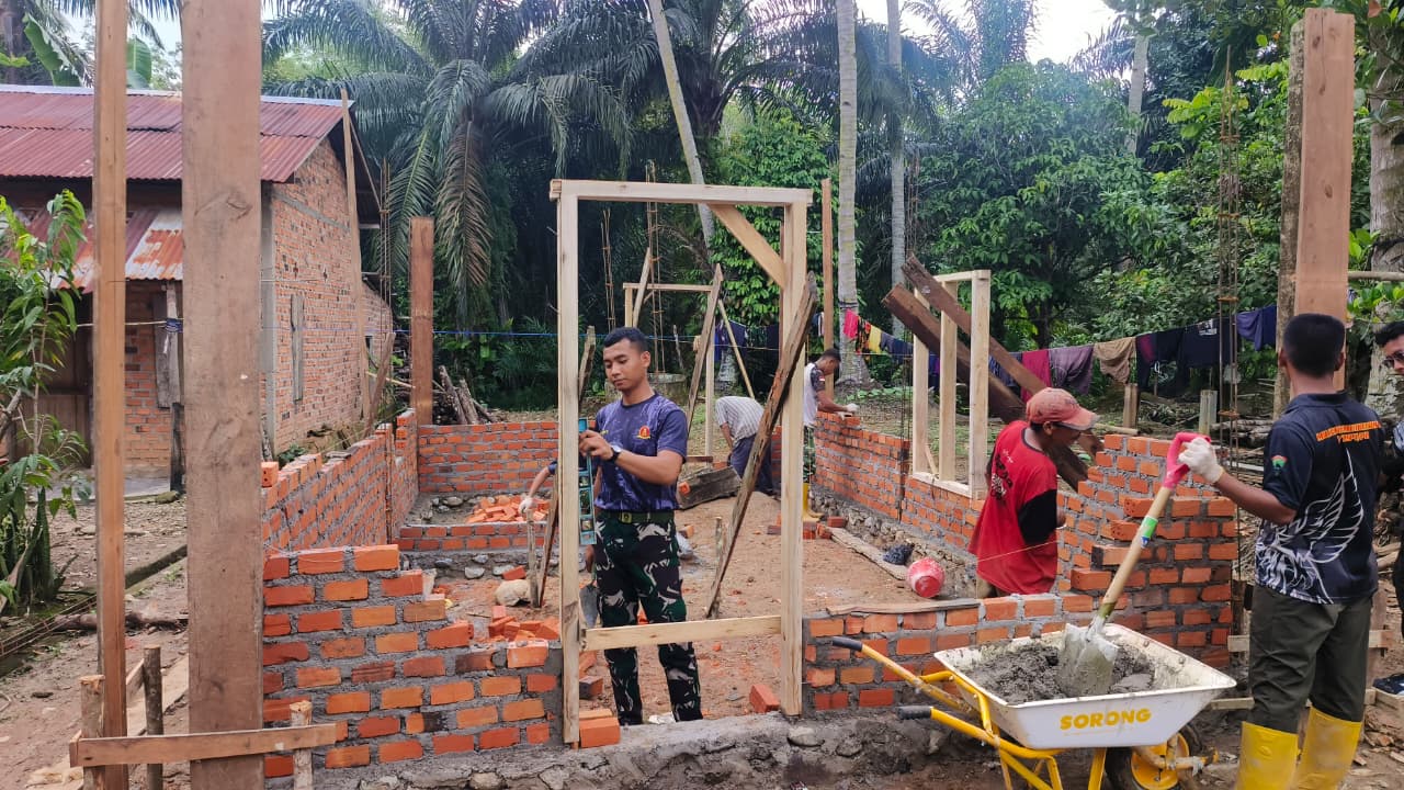 Satgas TMMD Kodim 0405/Lahat Lakukan Pemasangan Bata dan Kusen di Rumah Ibu Usman