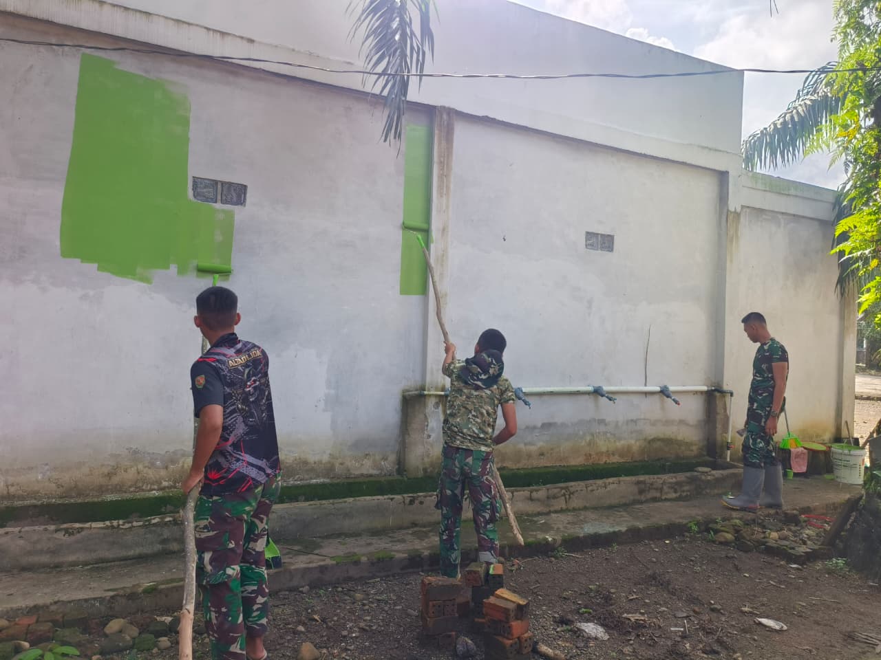 Satgas TMMD Kodim 0405/Lahat Mulai Perehaban Mushola dengan Pengecatan Dinding