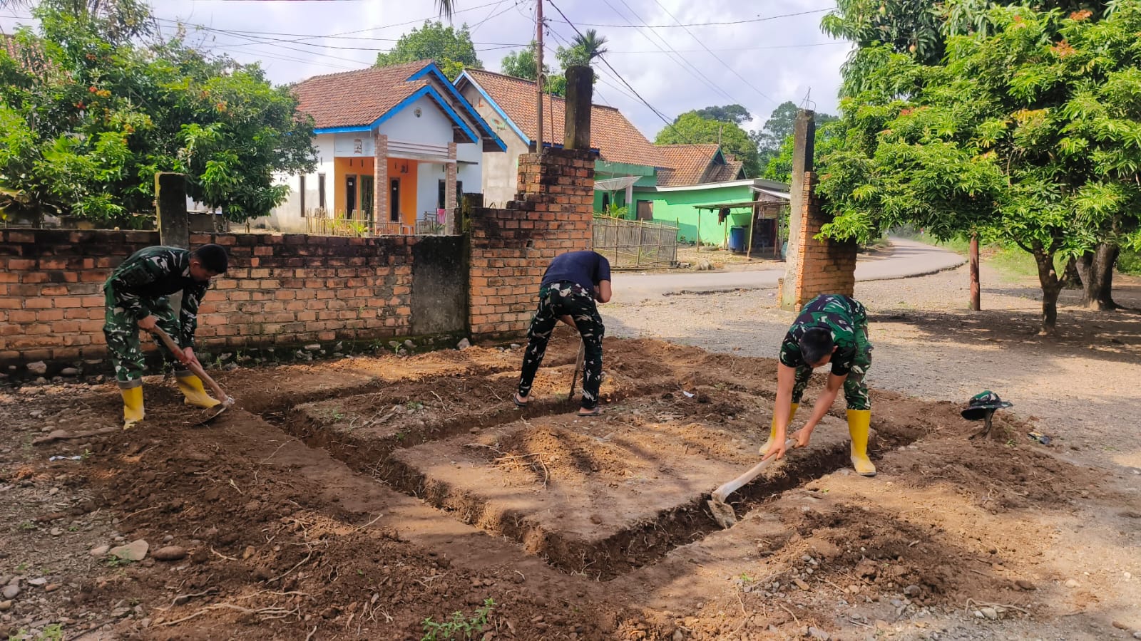 Pembuatan Pos Kamping di Desa Lubuk Tampang Jadi Sasaran TMMD Ke-128 Kodim 0405/Lahat