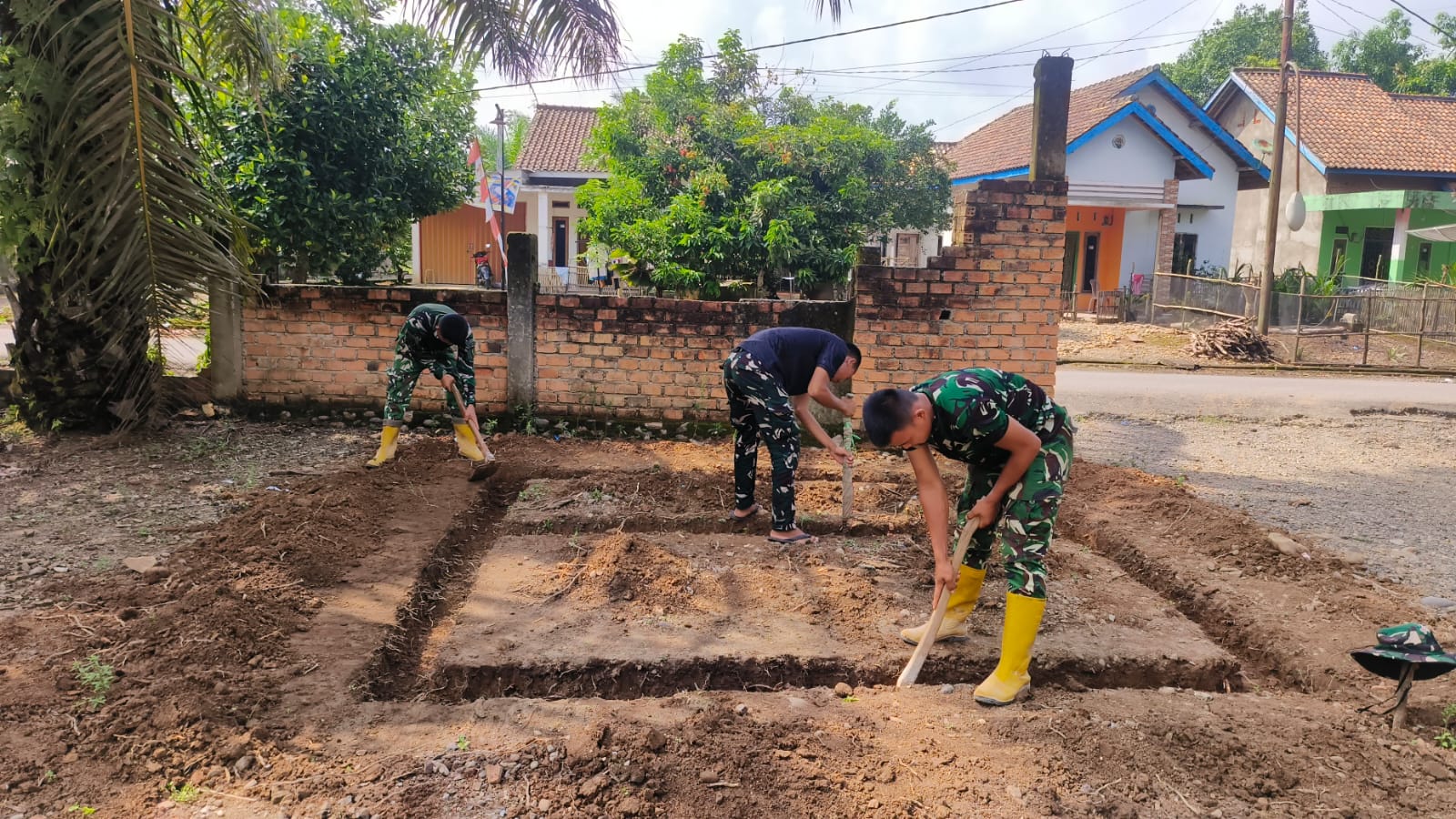 Satgas TMMD Kodim 0405/Lahat Lakukan Penggalian Tanah untuk Pondasi Pos Kamping