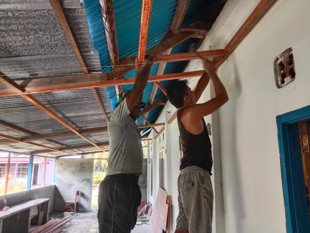 Satgas TMMD Siapkan Kerangka Plafon, Renovasi Gereja ERROI Masuki Tahap Lanjutan