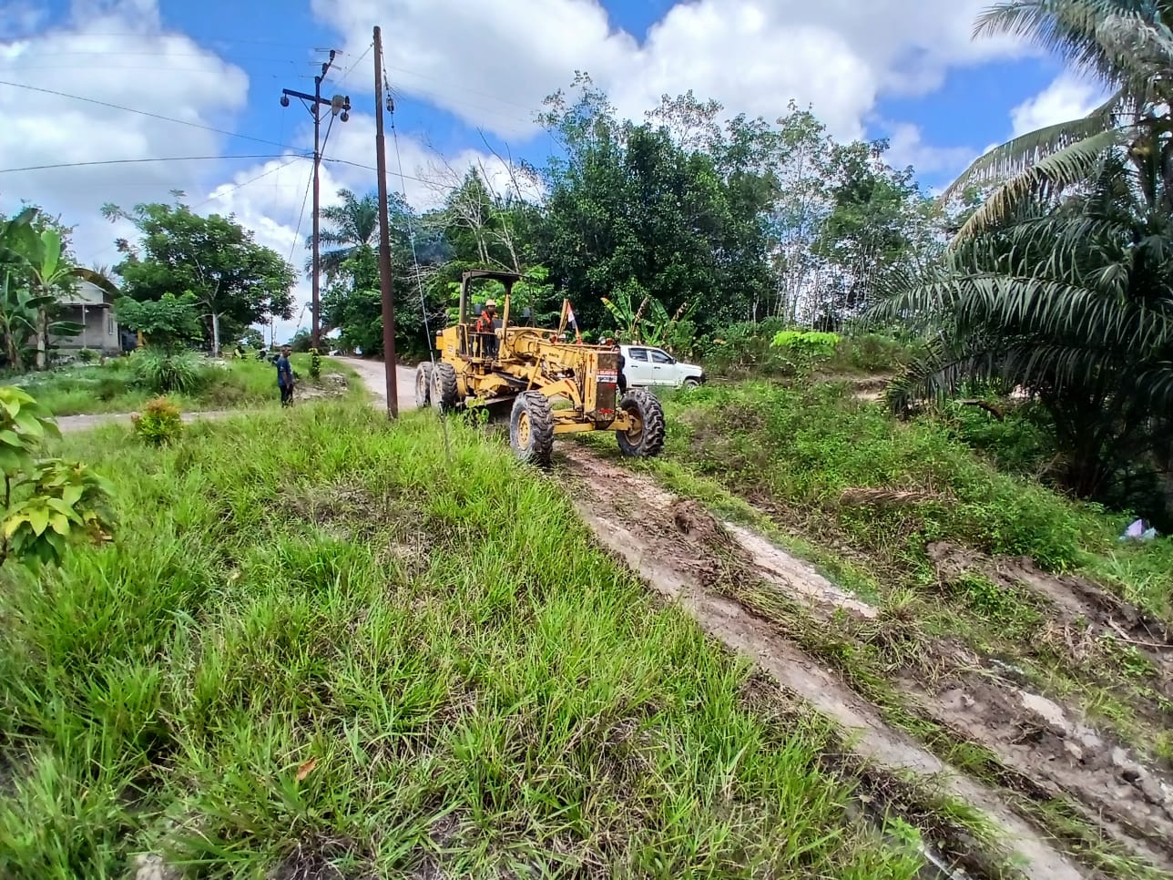 Kemajuan TMMD Ke-128, Alat Berat Mulai Perbaiki Jalan di Desa Sungai Hijau