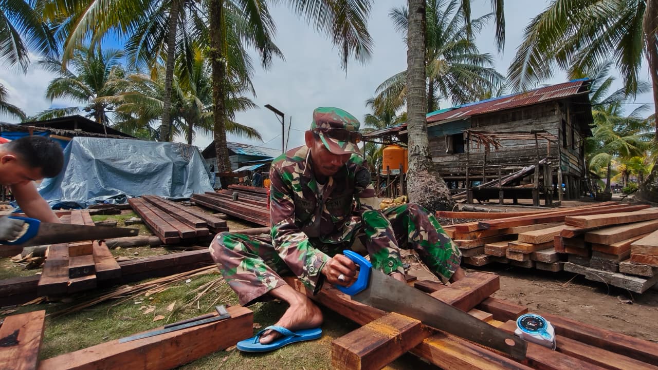 Satgas TMMD Pastikan Ketepatan Ukuran Kayu, Kerangka RTLH Mulai Dipersiapkan