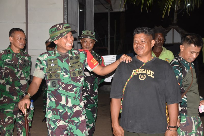 Kedekatan Dansatgas dengan Anggota Satgas TMMD Bangkitkan Semangat di Kampung Keakwa