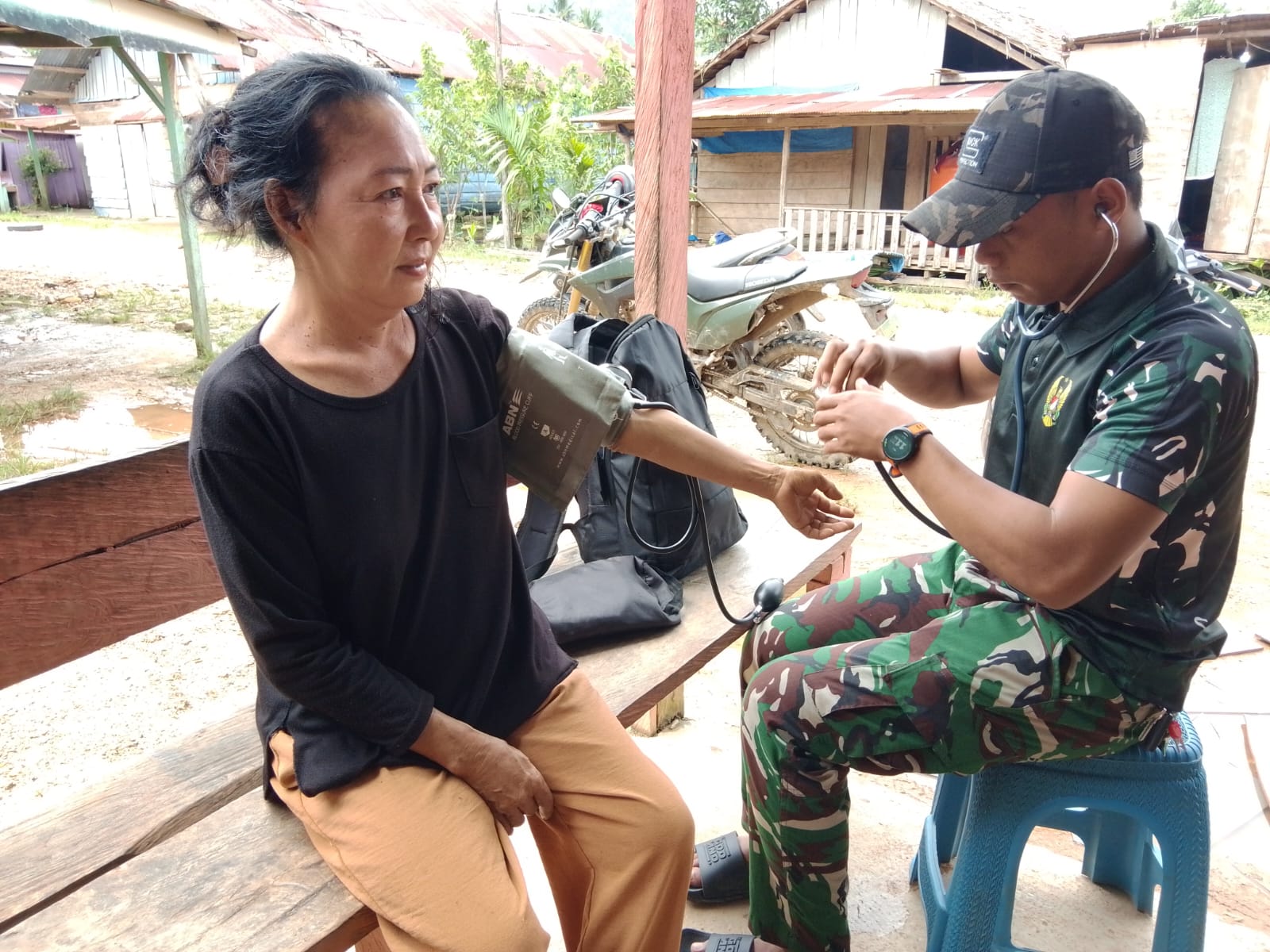 Kepedulian Satgas TMMD Kodim 1430/Konut Sentuh Kesehatan Warga Desa Amolame