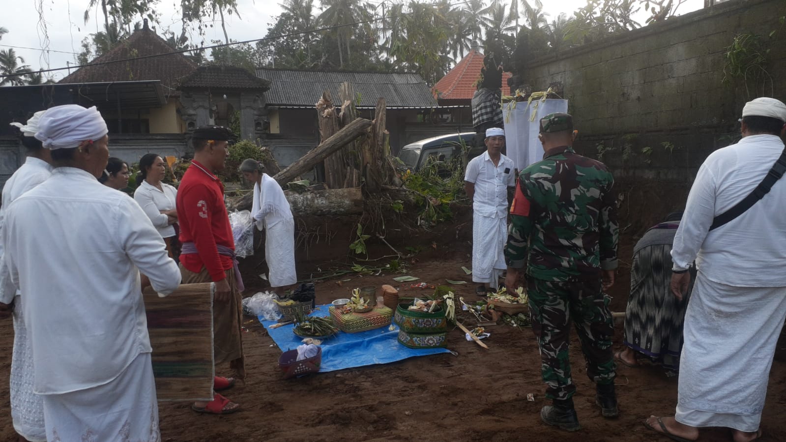 Babinsa Tembuku Mendampingi Kegiatan  Upacara Ngeruak Pembangunan KDKMP di Tegalasah Kelod.