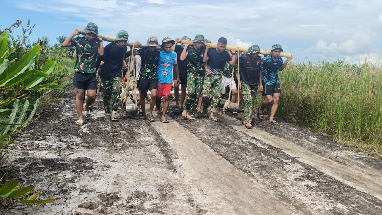 Kebersamaan TNI dan Warga Warnai Pembangunan Jembatan Desa Ulusawa