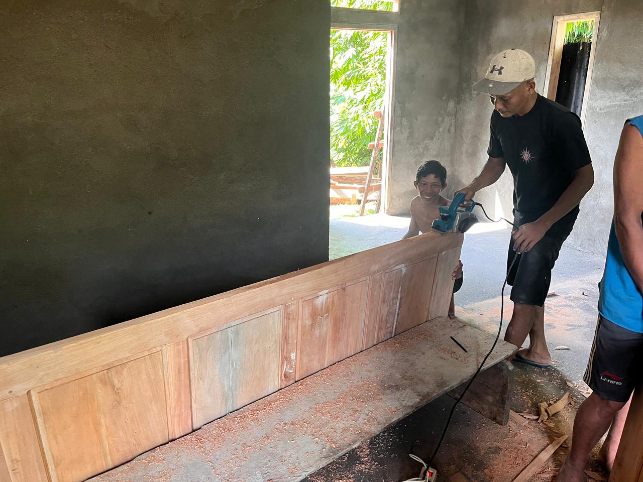 Hunian Semakin Aman, Satgas TMMD Ke-128 Kodim 0425/Seluma Mulai Pasang Pintu Rumah Ibu Betauna