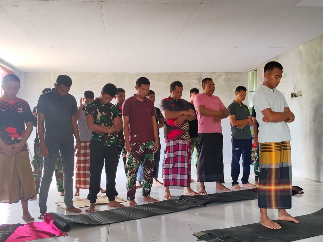 Di Tengah TMMD 128, Satgas dan Warga Tanah Rubuh Khusyuk Tunaikan Sholat Jumat Bersama