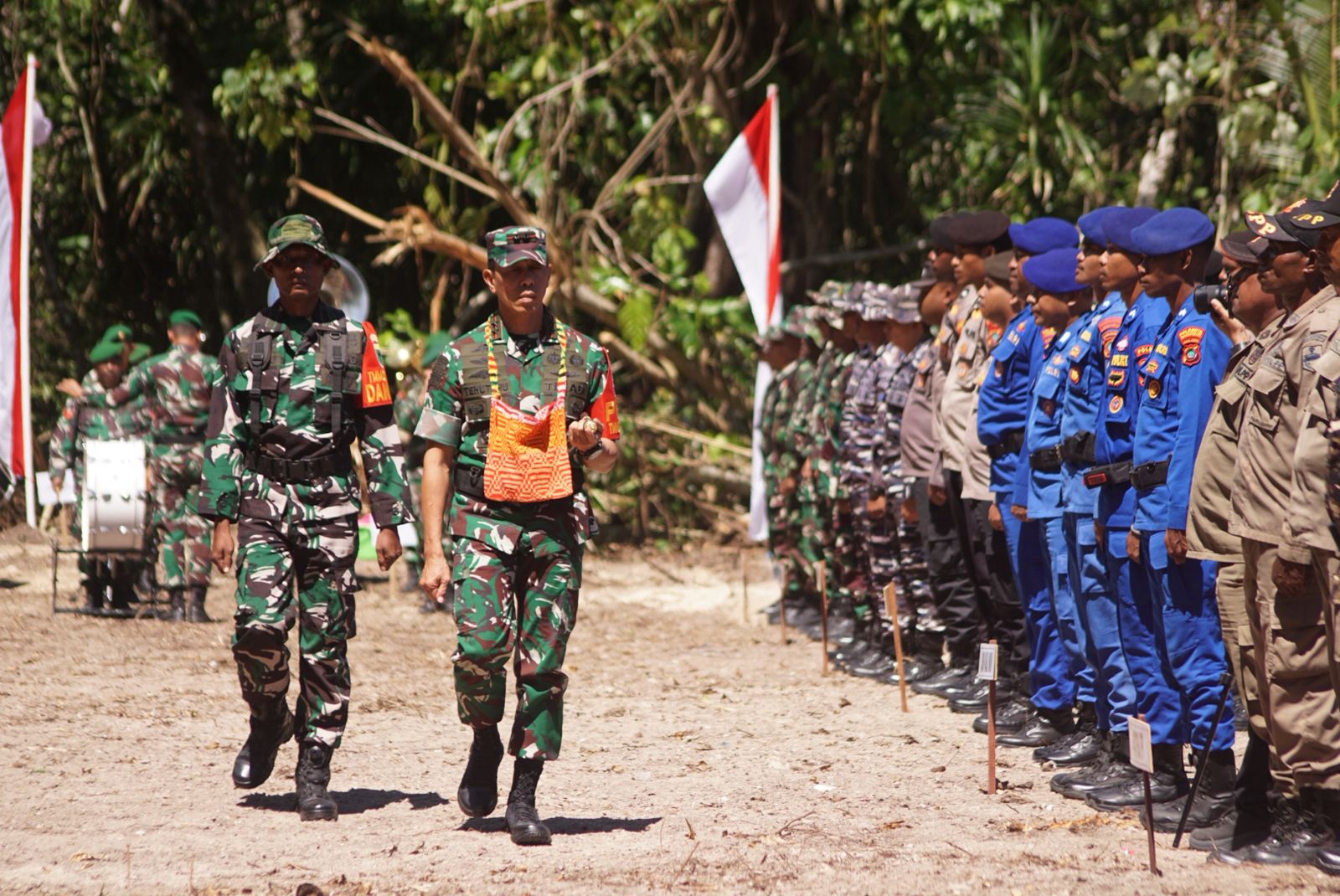 Warga Kampung Tanah Rubuh Antusias Sambut Penutupan TMMD Ke-128 Kodim 1801/Manokwari