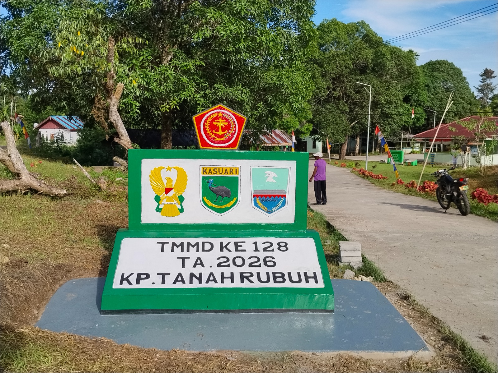 Tugu TMMD Ke-128 Kodim 1801/Manokwari Resmi Menjadi Penanda Berakhirnya Program TMMD di Kampung Tanah Rubuh