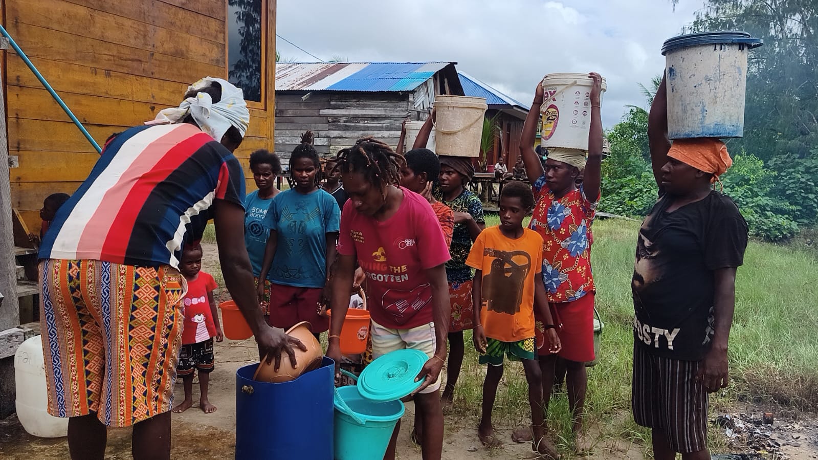Ibu-Ibu dan Anak-Anak Kampung Keakwa Ikut Angkut Air untuk Satgas TMMD