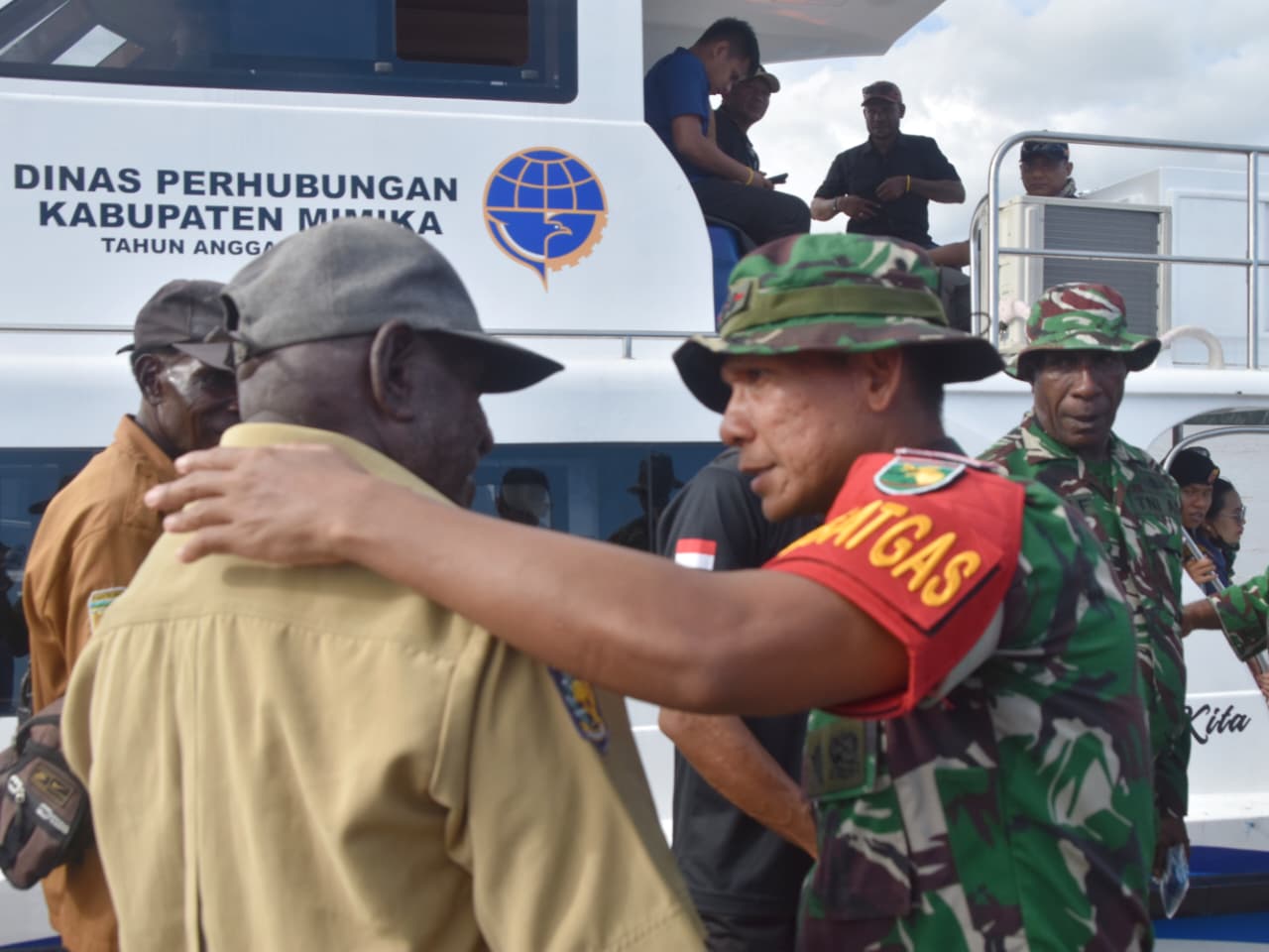 Haru Perpisahan Satgas TMMD dan Warga Kampung Keakwa