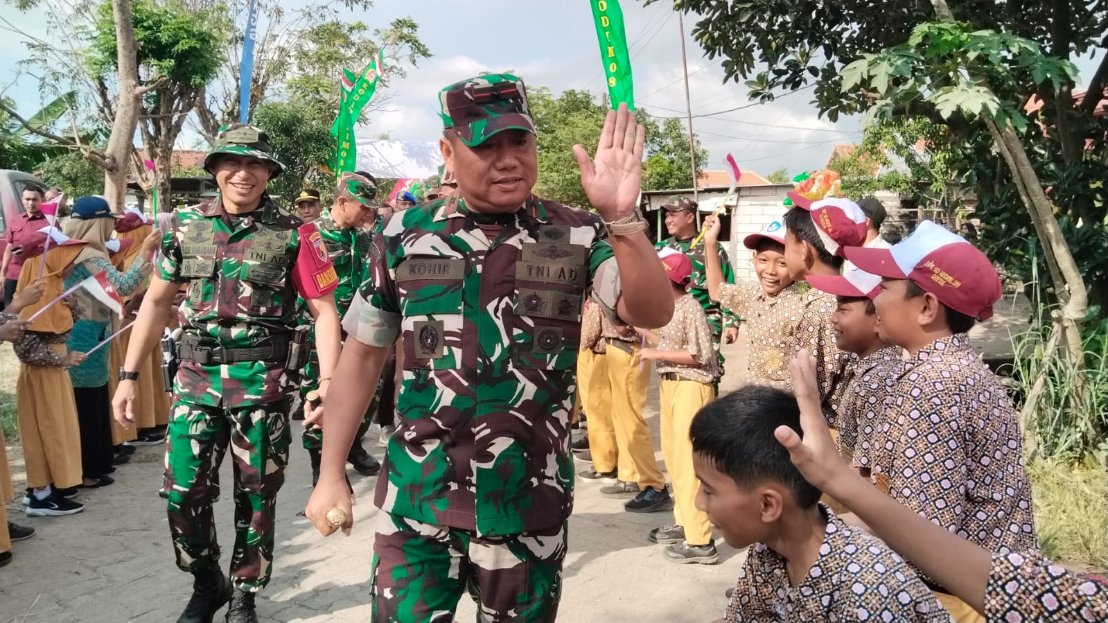 Sambutan Hangat Warga Iringi Penutupan TMMD Ke-128 di Desa Slempit