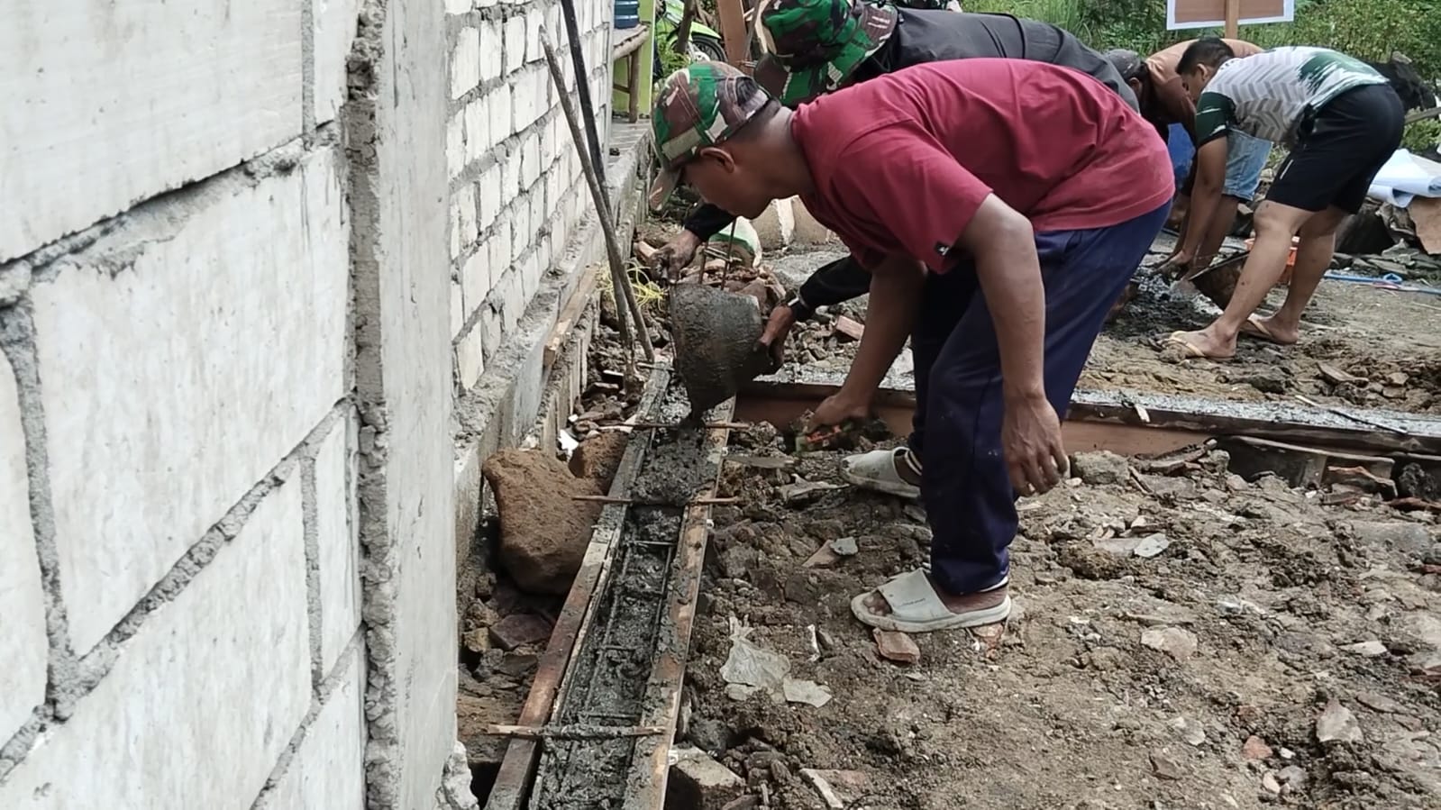 Sentuhan TNI dan Warga Slempit, Rumah Ibu Sumani Berubah Lebih Kokoh dan Layak Huni