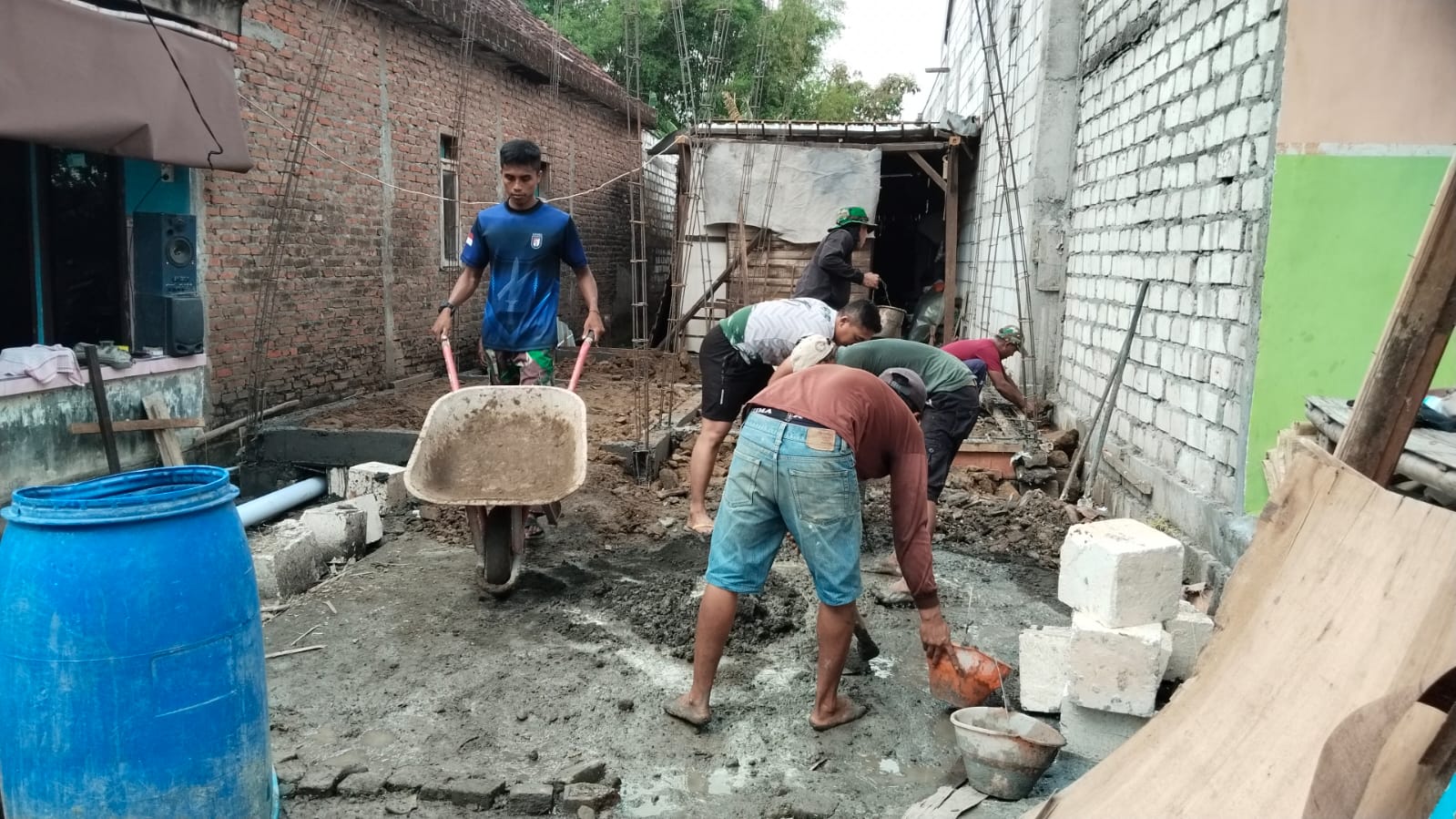 Sinergi Tanpa Batas, Satgas TMMD 128 dan Warga Slempit Perkokoh Rumah Ibu Sumani