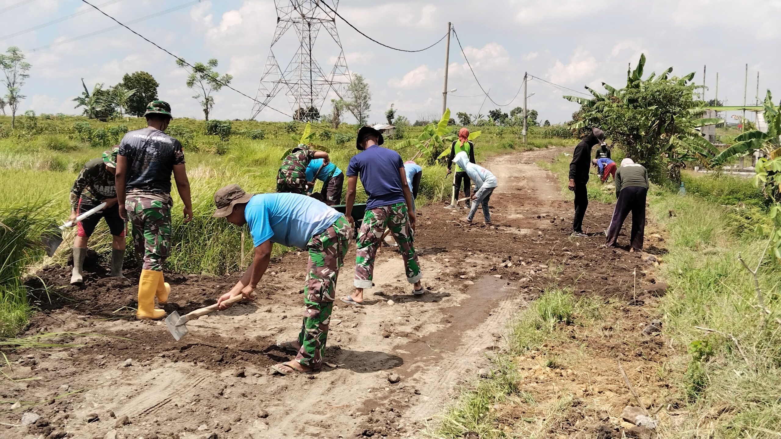 Genjot Infrastruktur Desa, Satgas TMMD 128 dan Warga Slempit Kompak Lakukan Pengerasan Jalan