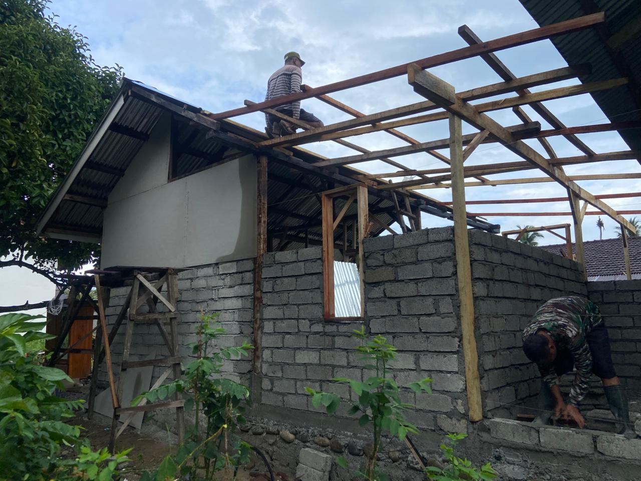 TMMD ke-128 Lanjut, Rangka Atap Rumah Warga Mulai Terpasang