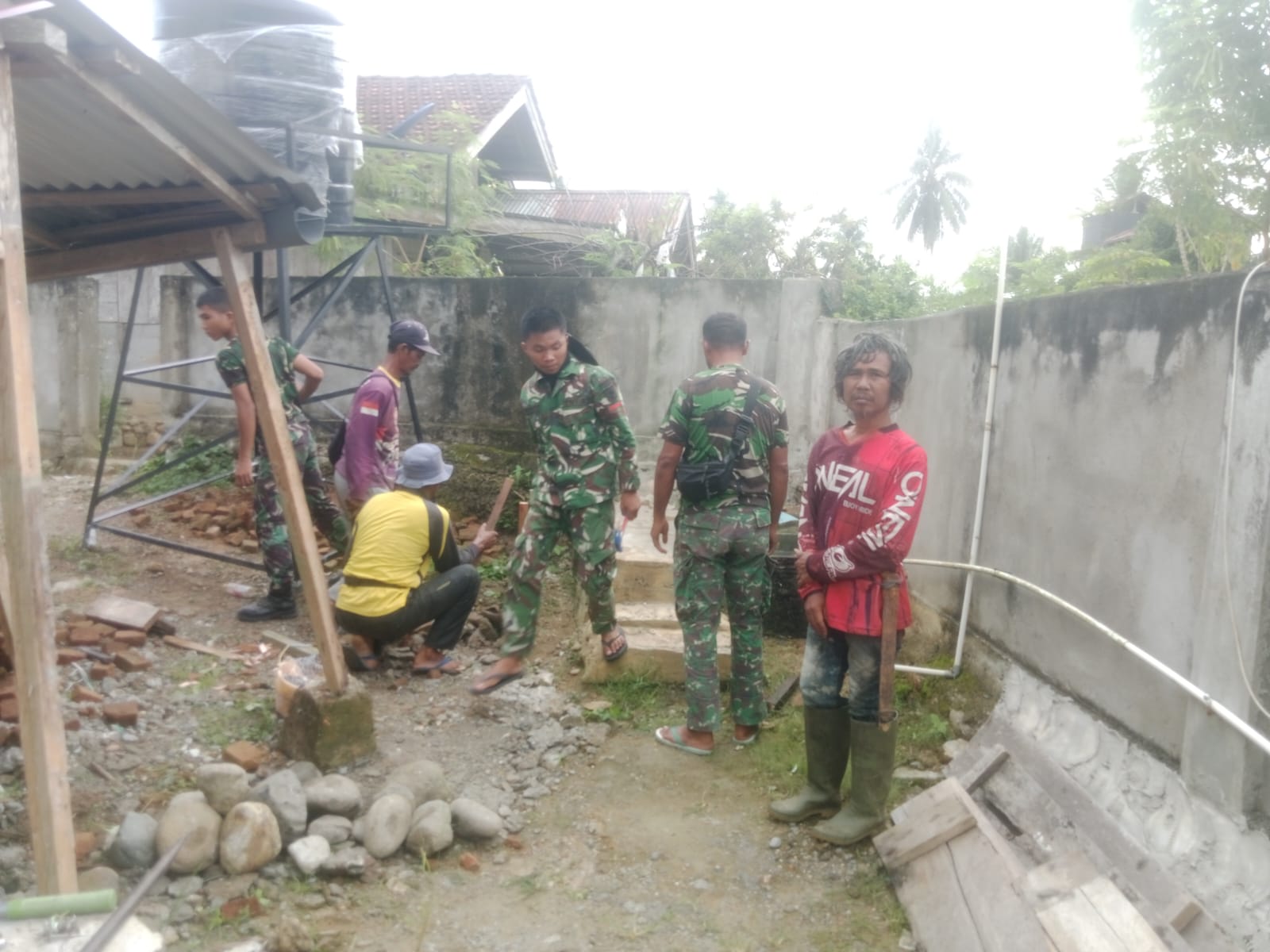 Satgas TMMD Kodim 1306/Palu Bersama Warga Cor Bak Penampungan Air