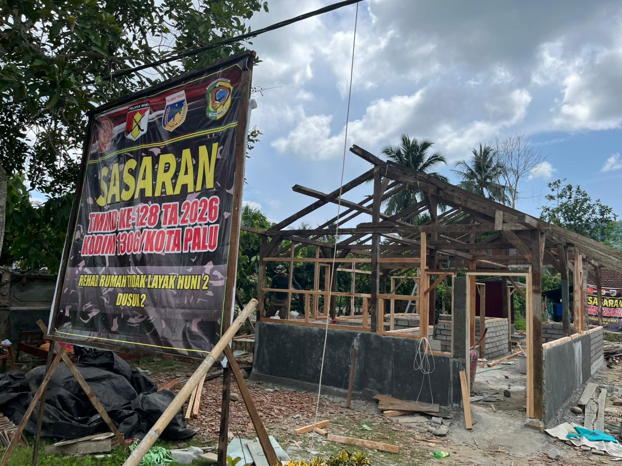Dipimpin Kapten Inf Rudini, Satgas TMMD Pasang Balok Dinding dan Atap Rumah Warga