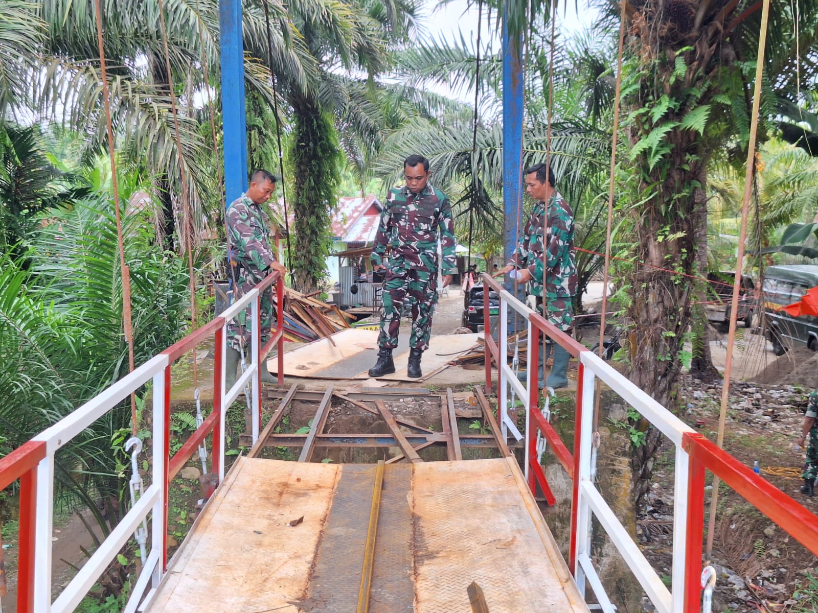 Pastikan Akses Masyarakat Lancar, Dandim 0425/Seluma Tinjau Langsung Perbaikan Jembatan Garuda di Desa Bandung Agung