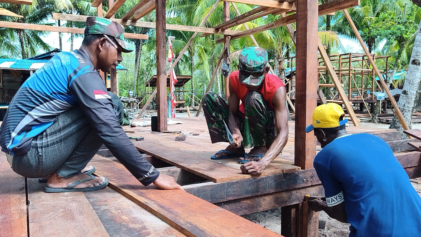 Pemasangan Lantai Rampung, Pembangunan Rumah TMMD di Kampung Keakwa Dipercepat