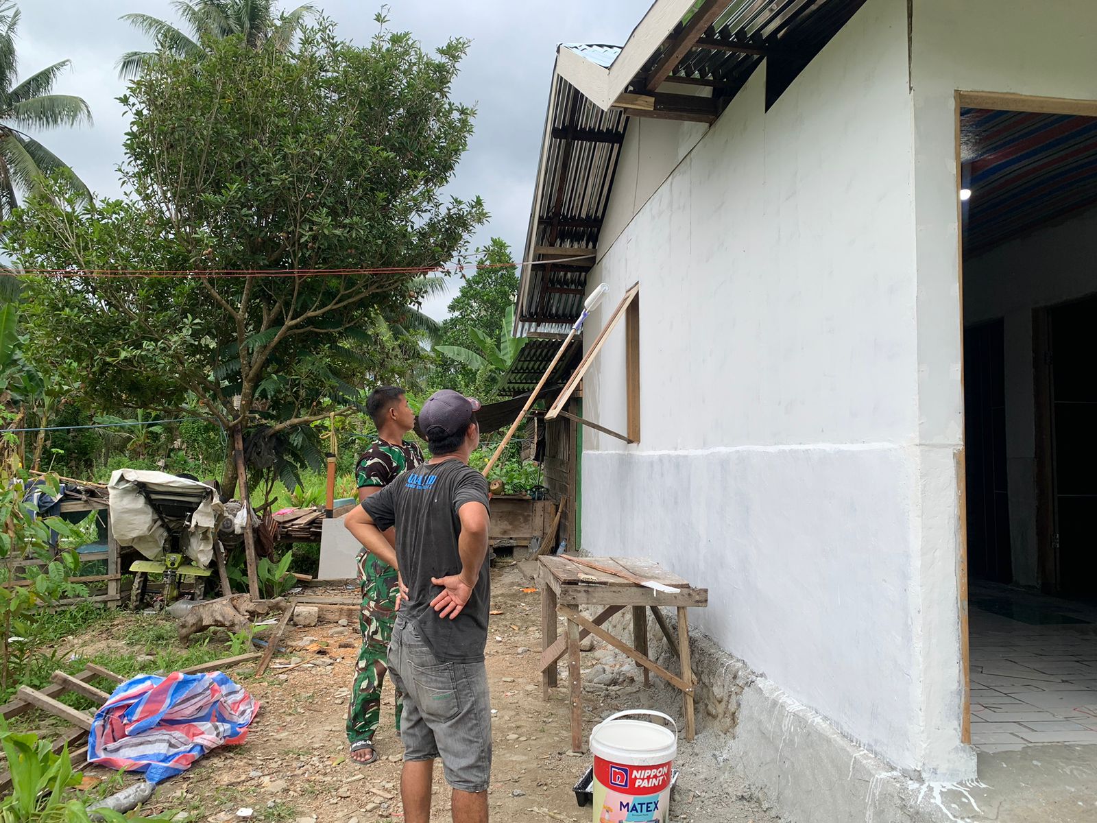 Satgas TMMD ke-128 Laksanakan Pengecatan Dinding Luar Rumah Warga