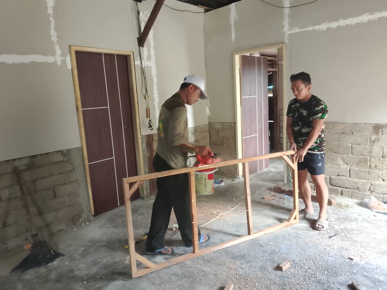 Gotong Royong TNI dan Warga, Kerangka Pintu Rumah Dikerjakan