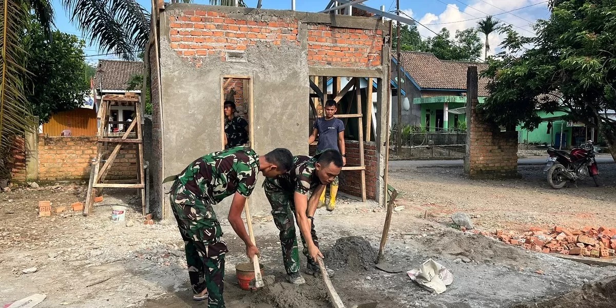 Satgas TMMD dan Warga Gotong Royong Rampungkan Poskamling