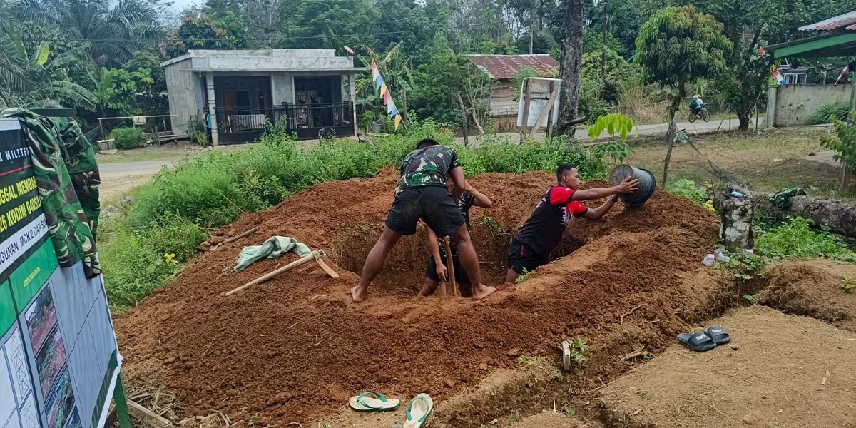 Satgas TMMD dan Warga Gotong Royong Gali Septictank MCK 2