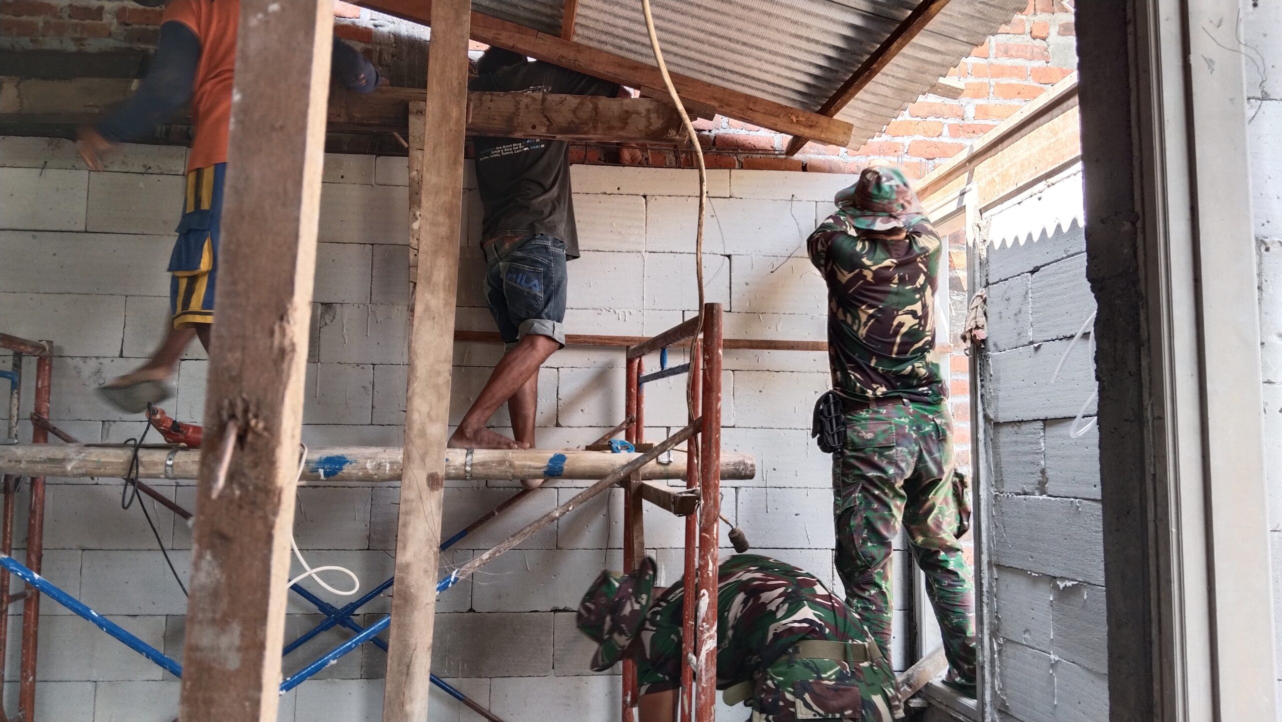 Sinergi TNI dan Warga Desa Slempit Percepat Renovasi Rumah Tak Layak Huni