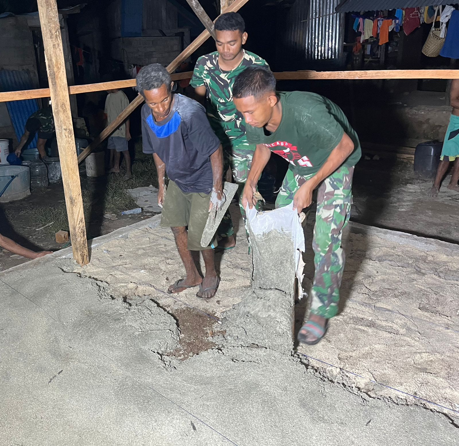 Gotong Royong Warga dan Satgas TMMD Warnai Pembangunan MCK Rumah Jonadap Termutu