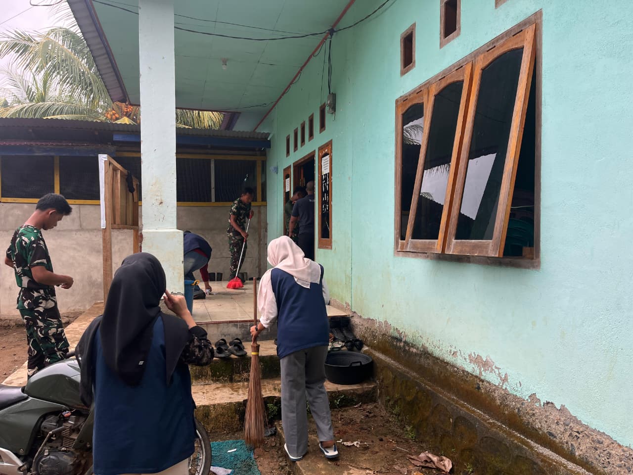 Jaga Kebersihan Lingkungan, Satgas TMMD Ke-128 Kodim 0425/Seluma Bersama Mahasiswa KKN UNIB Bersihkan Area Posko