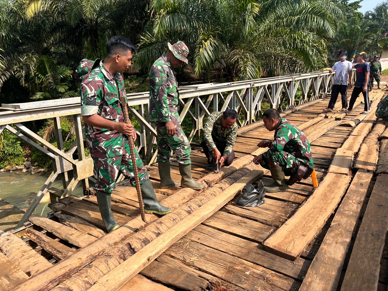 Perkuat Akses Desa, Satgas TMMD Ke-128 Kodim 0425/Seluma Laksanakan Perbaikan Jembatan