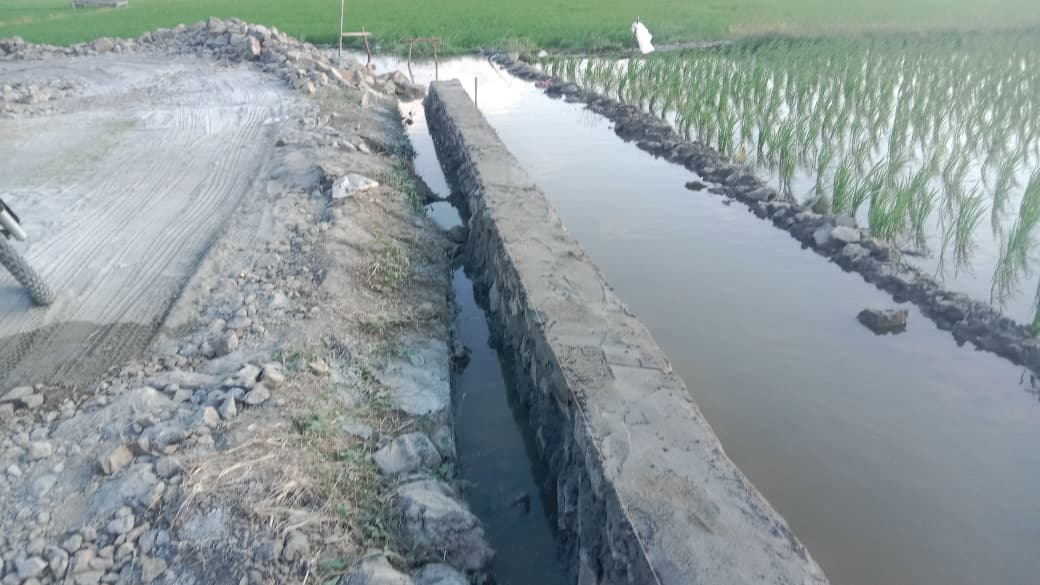 Sinergi antara Satgas TMMD dan Masyarakat dalam Membangun Talud Jalan Tani