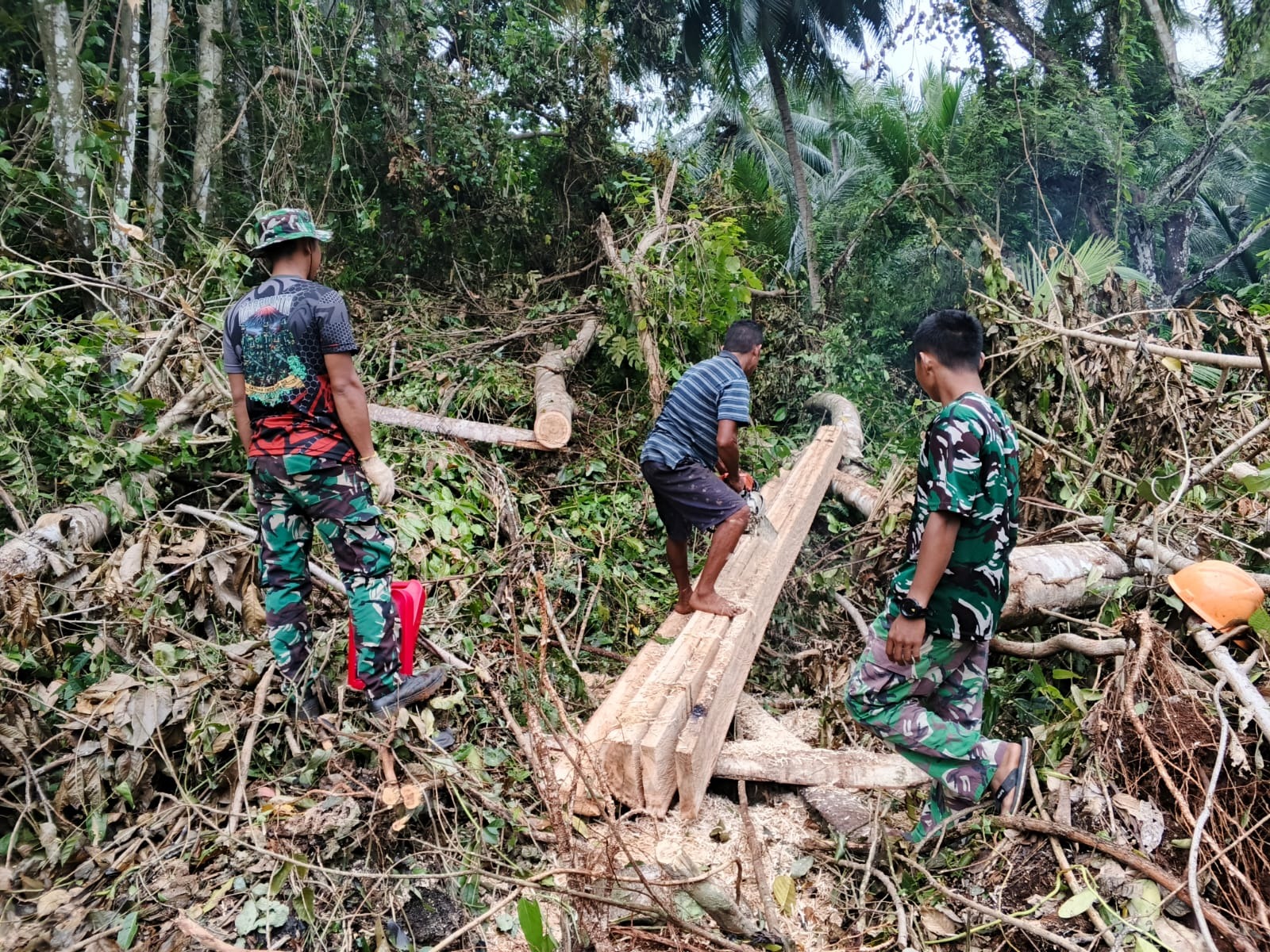 Dedikasi Satgas TMMD Ke-129, Angkat Kayu untuk Renovasi RTLH di Desa Umbele